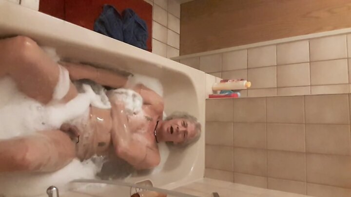 A Hot Bath and Dildo Fun: Heute Morgen in der Badewanne