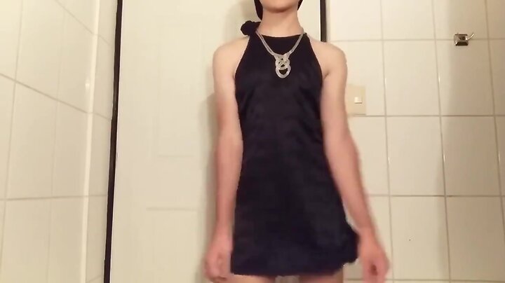 Sultry logdicked t-girl in sexy skirt