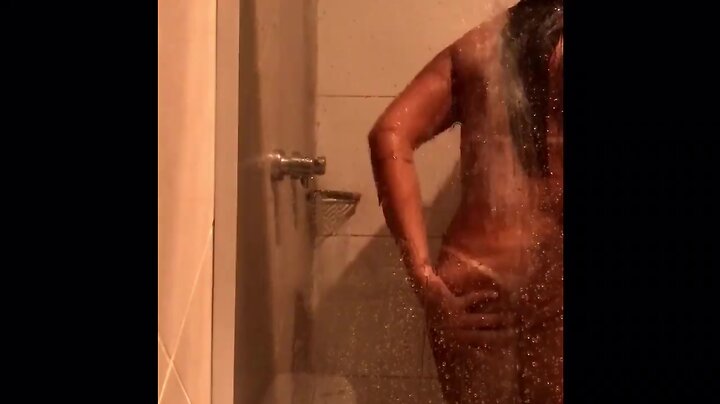 Aline tavares a trans mais acessada do interior paulista brincando no banho