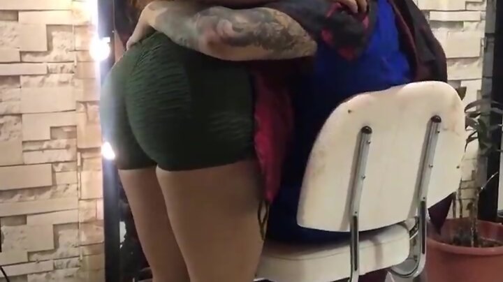 Haircut at the salon ends with a pat on the booty - 5536650122